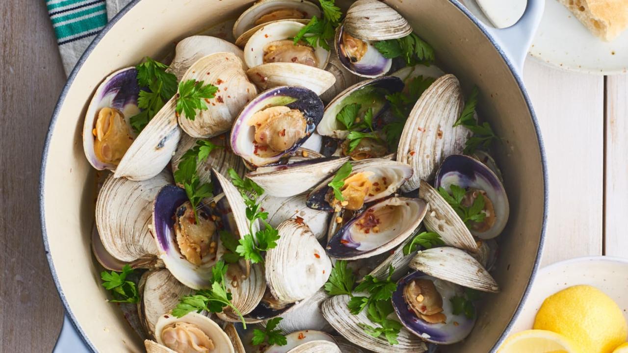 20-Minute Garlic Butter Steamed Clams