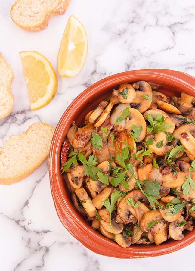Spanish garlic mushrooms - Champiñones al ajillo – The Tasty Chilli